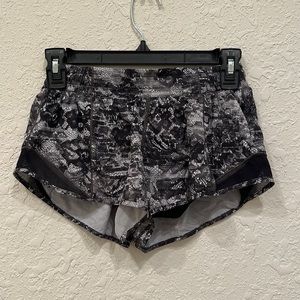Lululemon hotty hot shorts 2.5” size 4